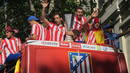 Los campeones, con la Copa, saludan a la afici&oacute;n en la puerta del Ayuntamiento.