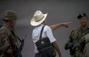Un campesino hondure&ntilde;o trata de cruzar por una de las calles aleda&ntilde;as a la embajada de Brasil en Tegucigalpa