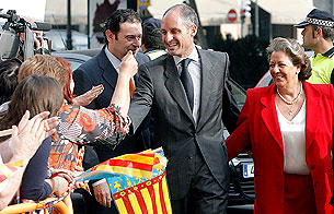 Ver v&iacute;deo  'Camps llega al TSJ de Valencia acompa&ntilde;ado de Rita Barber&aacute;'