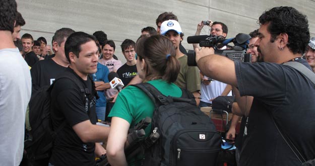 Una periodista brasile&ntilde;a entrevista a un campusero a la entrada del recinto.