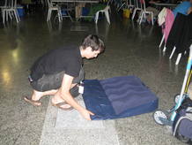 Un campusero recoge su colchoneta