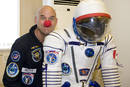 Guy Lalibert&egrave; posa junto a su traje espacial en el cosm&oacute;dromo de Baikonur