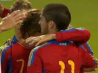 Ver vídeo  'Canales adelanta a España desde los once metros (1-0)'