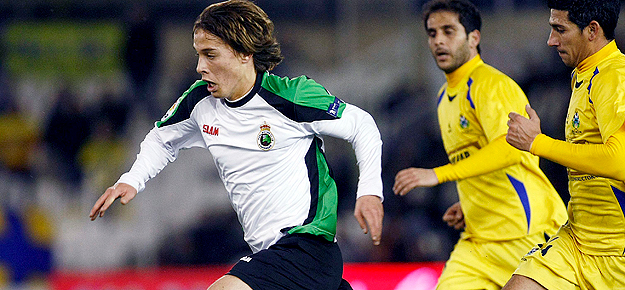 El mediapunta del Racing de Santander, Sergio Canales, conduce un contraataque perseguido por el defensa del Alcorc&oacute;n, Alberto G&oacute;mez 'Nagore'.