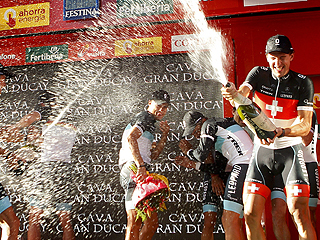 Ver v&iacute;deo  'Cancellara le pone el rojo a su compa&ntilde;ero Fuglsang'