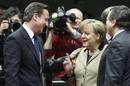 La canciller alem&aacute;n Angela Merkel (c) conversa con el primer ministro brit&aacute;nico David Cameron al comienzo de la cumbre