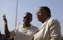 La candidata presidencial Mirlande Manigat espera el comienzo de las operaciones de la compa&ntilde;&iacute;a E-Power en Puerto Pr&iacute;ncipe