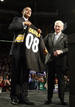 El candidato dem&oacute;crata agarra el jersey del equipo de f&uacute;tbol americano de los Pittsburgh Steelers.gn rally in Pennsylvania