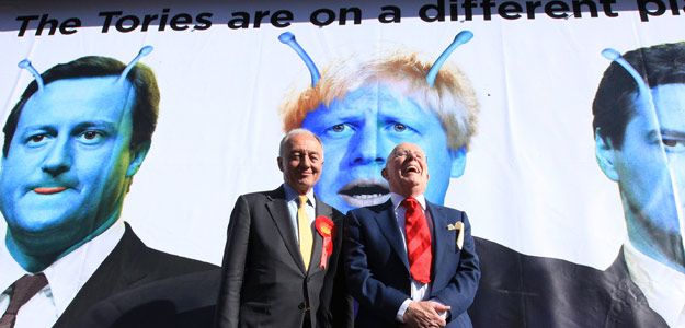 El candidato laborista a la alcaldía de Londres, Ken Livingstone (izquierda), junto al actor Richard Wilson en la presentación del cartel de campaña El candidato laborista a la alcaldía de Londres, Ken Livingstone (izquierda), junto al actor Richard Wilson en la presentación del cartel de campaña