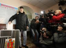El candidato multimillonario Prokhorov vota ante la prensa en las elecciones de Rusia el 4 de marzo de 2012