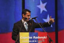 El candidato de la oposici&oacute;n venezolana, Henrique Capriles, en la confirmaci&oacute;n oficial de su nombramiento