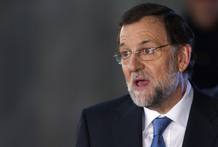 El candidato a la Presidencia del PP, Mariano Rajoy habla con los medios de comunicaci&oacute;n a su salida del &uacute;nico cara a cara antes de las elecciones del 20 de noviembre