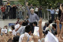 El candidato a la presidencia Mirhossein Mousavi asiste una reuni&oacute;n.