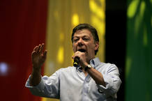 El candidato presidencial colombiano y ex ministro de Defensa, Juan Manuel Santos, apura las últimas horas de campaña electoral en Bogotá. El candidato presidencial colombiano y ex ministro de Defensa, Juan Manuel Santos, apura las últimas horas de campaña electoral en Bogotá.