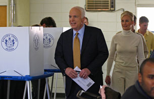 Ver v&iacute;deo  'El candidato republicano a la presidencia de EE.UU., John McCain, vota en Arizona'