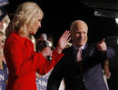 El candidato republicano con su mujer, Cindy McCain, tras celebrarse el primer debate de la campa&ntilde;a electoral