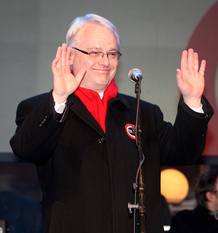EL CANDIDATO SOCIALDEM&Oacute;CRATA IVO JOSIPOVIC TOCA EL &Oacute;RGANO DURANTE UN M&Iacute;TIN