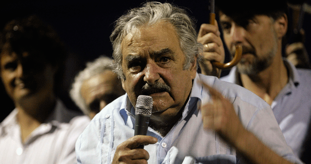 El candidato uruguayo del Frente Amplio, Jos&eacute; Mujica, participa en uno de sus &uacute;ltimos actos de campa&ntilde;a en Maldonado, Uruguay.