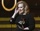 La cantante Adele recoge su premio a la mejor actuaci&oacute;n Pop