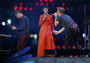 El cantante de la banda Coldplay, Chris Martin, canta con Rihanna durante la ceremonia de clausura de los Juegos Paral&iacute;mpicos Londres 2012