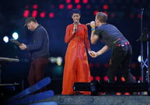 El cantante de la banda Coldplay, Chris Martin, canta con Rihanna durante la ceremonia de clausura de los Juegos Paral&iacute;mpicos Londres 2012