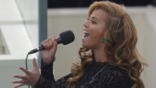 Ver vídeo  'La cantante Beyoncé entona el himno de EE.UU. en la investidura de Obama'