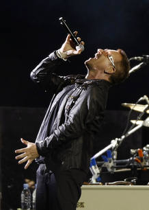 El cantante de U2, Bono, en el primer concierto del U2 360&ordm; Tour, que comenz&oacute; en el Camp Nou de Barcelona. (30/06/2009)