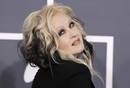 La cantante Cyndi Lauper posa a su llegada a la 54 edici&oacute;n de los Grammy