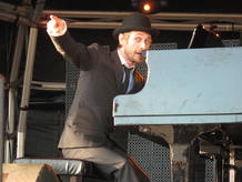 El cantante de Divine Comedy con el piano