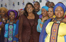 La cantante Gloria Gaynor con el grupo Soweto Gospel Choir