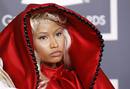 La cantante de Hip Hop eligi&oacute; a Versace como dise&ntilde;ador de su extravagante h&aacute;bito rojo de monjaruza