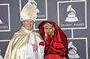La cantante de Hip Hop Nicki Minaj, con un h&aacute;bito rojo de monja, lleg&oacute; acompa&ntilde;ada de un hombre disfrazado de papa