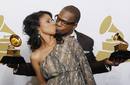 El cantante Kirk Franklin besa a su mujer Tammy mientras agarra su premio al mejor &aacute;lbum y mejor canci&oacute;n gospel