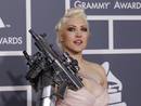 La cantante Sasha Gradiva ha sorprendido con un traje que inclu&iacute;a un arma en su hombro derecho