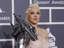 La cantante Sasha Gradiva ha sorprendido con un traje que inclu&iacute;a un arma en su hombro derecho