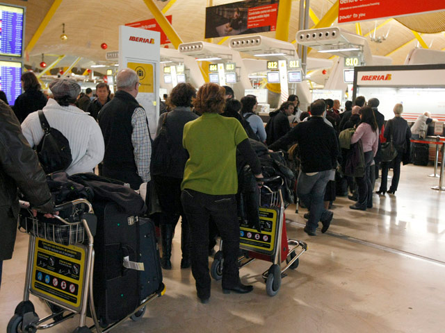 Caos en los aeropuertos por el cierre del tr&aacute;fico a&eacute;reo