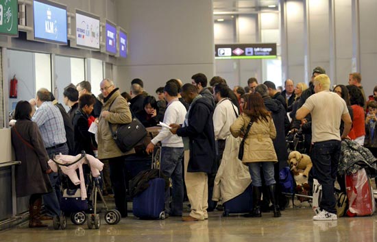 El aeropuerto de Barajas permanece cerrado durante cinco horas por la nieve ca&iacute;da en Madrid