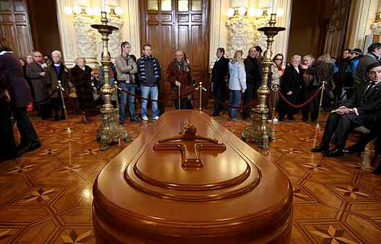 Instalada la capilla ardiente de Delibes