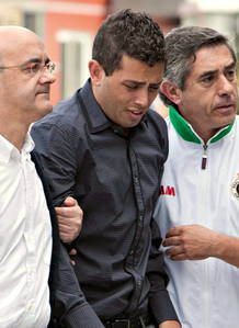 Manuel, hijo de Manolo Preciado, en el Tanatorio de El Alisal, de Santander, donde se instaló la capilla ardiente del técnico cántabro. Manuel, hijo de Manolo Preciado, en el Tanatorio de El Alisal, de Santander, donde se instaló la capilla ardiente del técnico cántabro.