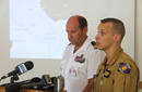 Capitan del avi&oacute;n franc&eacute;s MIlitar Altantique 2 junto al comandante de la base a&eacute;rea francesa