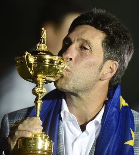 El capit&aacute;n del equipo europeo Jos&eacute; Mar&iacute;a Olazabal, de Espa&ntilde;a besa la Copa Ryder en Medinah, Illinois (EE.UU.).