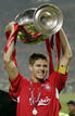 El capit&aacute;n, Gerrard, levanta la copa de la Champions League el 25 de mayo del 2005 en Estambul