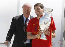 El capitán Íker Casillas posa con el trofeo de la Eurocopa, junto a Vicente del Bosque, en las escalerillas del avión. El capitán Íker Casillas posa con el trofeo de la Eurocopa, junto a Vicente del Bosque, en las escalerillas del avión.