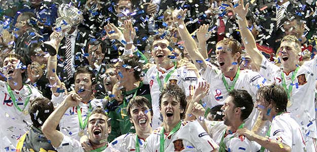 El capit&aacute;n de la seleccci&oacute;n sub'19 , Pablo Sarabia, alza el t&iacute;tulo de campe&oacute;n.