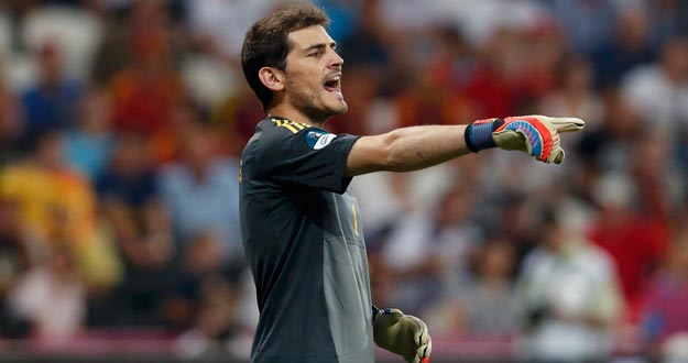 El capit&aacute;n de la selecci&oacute;n espa&ntilde;ola Iker Casillas da &oacute;rdenes a sus defensas durante un encuentro de la Eurocopa 2012.