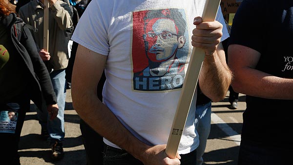 La cara de Edward Snowden, en una camiseta durante una protesta contra el espionaje en Washington