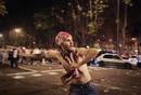 La cara indeseable de la fiesta: altercados con la polic&iacute;a en los alrededores de la plaza de Neptuno en Madrid.