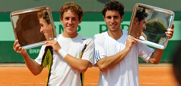Roberto Carball&eacute;s y Andr&eacute;s Artu&ntilde;edo posan con su trofeo de Roland Garros 2011