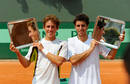 Roberto Carball&eacute;s y Andr&eacute;s Artu&ntilde;edo posan con su trofeo de Roland Garros 2011