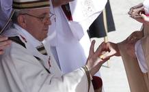 El cardenal Sodano impone al papa Francisco el anillo del Pescador, símbolo del papado